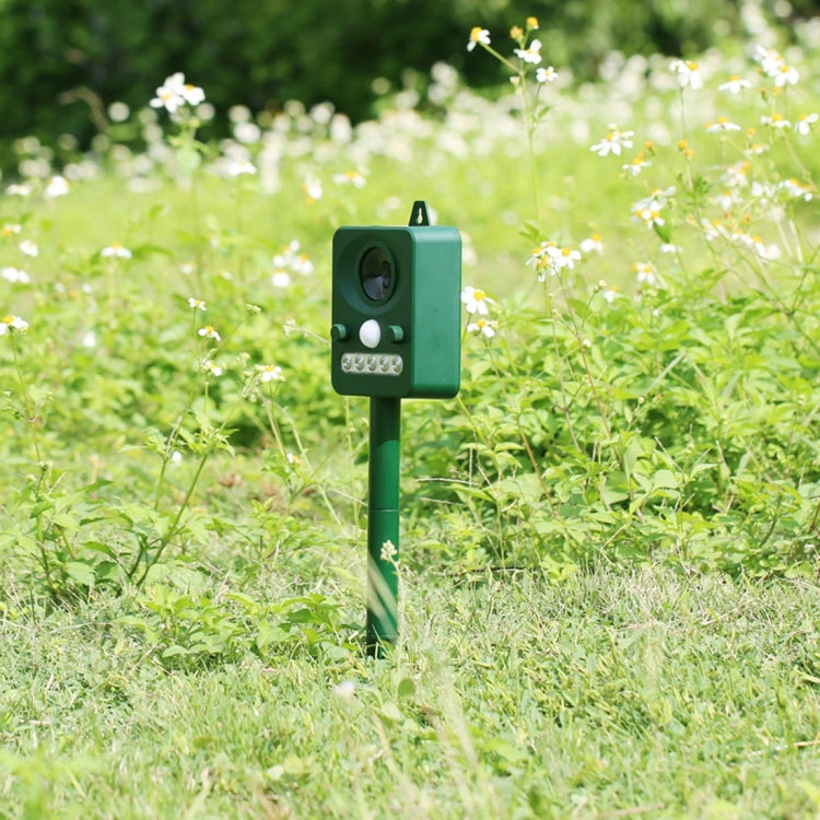 Environmental Friendly White + Red Light Solar-powered LED Ultrasonic Animal Repeller Bird Cat Dog Control Device With 6.5V / 0.1W Solar Panel & PIR Sensor & Light Sensor, Got the CE / ROHS Certification
