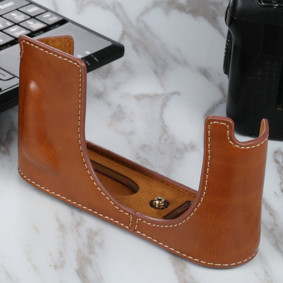 1/4 inch Thread PU Leather Camera Half Case Base for Leica Q2(Brown)
